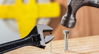 schraube-hammer-confused-880735_1920